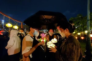 Video: Hàng nghìn người đội mưa thả đèn hoa đăng trên kênh Nhiêu Lộc - Thị Nghè