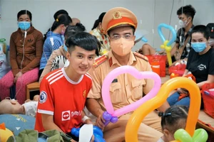 Mang Tết Thiếu nhi đến cho các bệnh nhi Bệnh viện Ung bướu TP.HCM