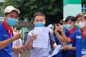 Video: Nhiều sĩ tử rạng rỡ rời phòng thi vì ‘trúng tủ’ Chiếc thuyền ngoài xa