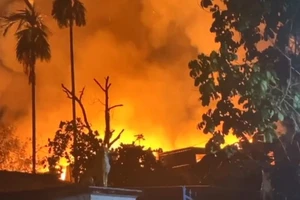 Xưởng gỗ rộng hàng trăm mét vuông bốc cháy ngùn ngụt