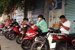 Video: Nhiều phụ huynh nghỉ làm để chờ con thi tốt nghiệp THPT