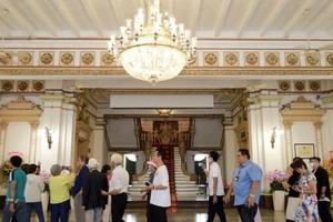 Video: Du khách hào hứng tham quan trụ sở HĐND, UBND TP.HCM dịp 2-9