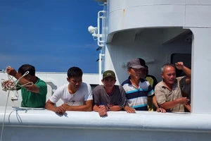 Video: Tàu Hải quân 467 đưa 78 ngư dân gặp nạn về đến đất liền