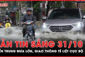 Bản tin sáng 31-10: Miền Trung mưa lớn, nước lũ cuốn trôi xe