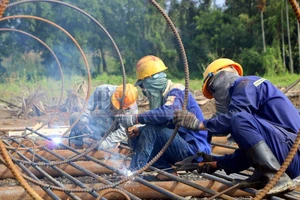 Ghi nhận tại Nút giao Bình Chuẩn (gói thầu XL2) và Cầu Bình Gởi (gói thầu XL4), những kỹ sư cùng công nhân vẫn miệt mài với sắt thép, hàn xì…