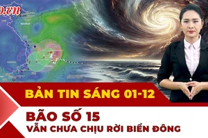 Thời sự sáng 1-12: Bão số 15 vẫn chưa chịu rời Biển Đông, biển động mạnh