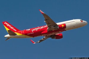 Hủy chuyến bay vì hành khách... khó thở