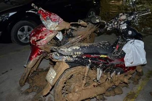 Vỡ tường hầm chung cư Giai Việt, hàng trăm tấn bùn đổ vào nhà xe 