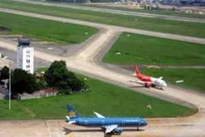 Bị sét đánh, sân bay Tân Sơn Nhất đóng một đường băng