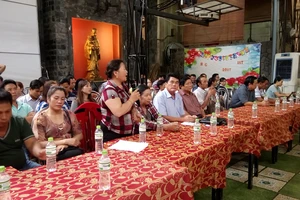 Bắt heo phải 'đeo vòng”, người nuôi kêu khổ 