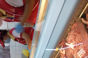 Heo ngoại đổ bộ ồ ạt, heo nội 'treo chuồng'