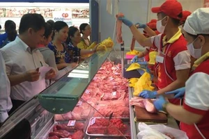 Cả nước chung tay giải cứu, người nuôi heo vẫn lao đao