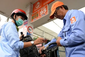 1 lít xăng sắp phải cõng 4.000 đồng tiền thuế 