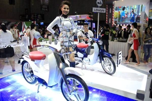 Xe máy tự động tắt máy khi dừng đèn đỏ 'lên hương'