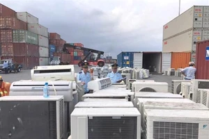 Được trả tiền để... tuồn rác lậu vào Việt Nam