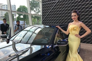 Hàng loạt xe sang cùng người đẹp 'đổ bộ' Sài Gòn