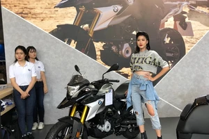 'Bóng hồng' và siêu mô tô 1,3 tỉ đồng hút khách TP.HCM 