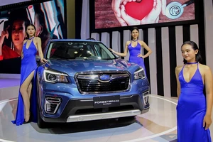 Dàn 'chân dài' làm nóng triển lãm ô tô lớn nhất Việt Nam