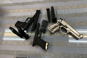 Clip: Bắt giữ nam hành khách mang 3 khẩu súng từ Pháp về VN