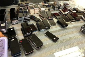 Bắt giữ lô hàng điện thoại 'khủng' trị giá gần 3 tỉ đồng