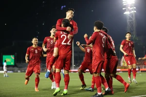 HLV Park Hang-seo, Văn Hậu được nhiều tập đoàn thưởng riêng