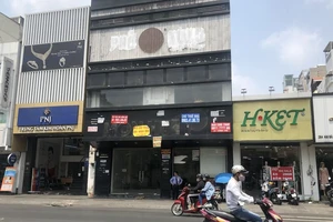 Hàng loạt nhà hàng, cà phê ở TP.HCM đóng cửa 'bỏ chạy'