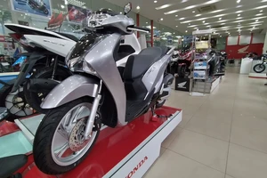 Giữa mùa COVID-19, Honda SH vẫn tăng giá dù vắng khách mua xe
