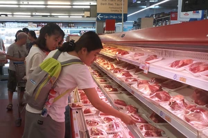 Giá heo hơi giảm rồi lại tăng, thịt bán lẻ vẫn cao ngất ngưởng