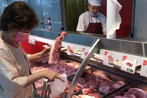 Giá heo hơi nhảy vọt hơn 90.000 đồng/kg, thịt bán lẻ cao ngất