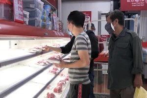 Heo hơi rớt giá còn 52.000 đồng/kg, thịt heo bán lẻ TP.HCM vẫn cao ngất 