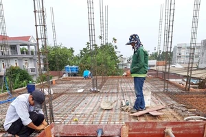 Hết thép đến giá xi măng 'leo' giá, xây nhà tốn thêm hàng trăm triệu