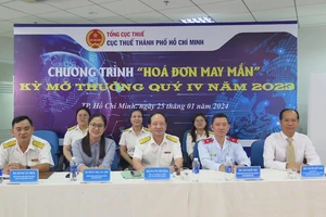 Mua sắm Tết, nhiều người dân trúng hóa đơn may mắn hàng trăm triệu đồng