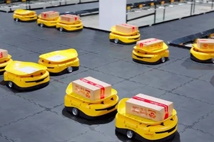 Logistics chuyển đổi xanh bằng xe tải điện mặt trời, robot