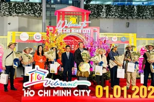 Đoàn khách du lịch quốc tế 'xông đất' TP.HCM được đón tại sân bay, tặng quà