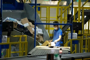 Bài 2 - Công ty Việt 'khóc ròng' trước sự đổ bộ của hàng giá trị nhỏ được miễn thuế 