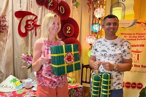 Khách quốc tế thích thú trải nghiệm tour du lịch ‘Tây ăn Tết ta’