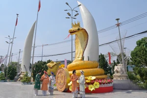 Chùm ảnh: Độc đáo giới trẻ diện cổ phục chụp hình Tết 