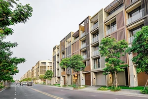 Giá nhà phố, biệt thự TP.HCM neo cao, dòng tiền 'ly tâm' về tỉnh