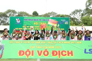 Đội nữ Báo Pháp Luật TP.HCM vô địch Giải bóng đá Hội Nhà báo TP.HCM 