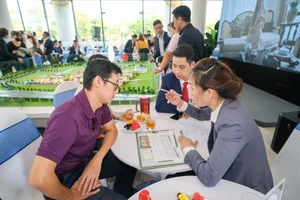 Nghịch lý giá bất động sản cao kỷ lục, thanh khoản vẫn tăng mạnh