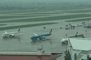Tạm ngừng khai thác 5 cảng hàng không miền Trung vì bão Kalmaegi