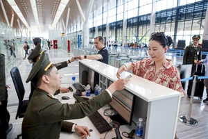 Gỡ hoãn xuất cảnh do nợ thuế tại sân bay: Cần lập đơn vị chuyên trách