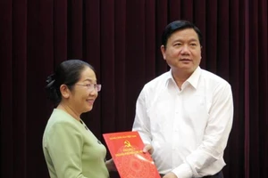 Bí thư Đinh La Thăng trao quyết định cán bộ 