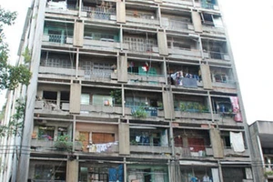 Tháo dỡ khẩn cấp chung cư 727 sau chỉ đạo của Bí thư Thăng