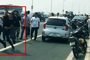 Cách hành xử 'vung chân, vung tay vuốt má' quá phản cảm