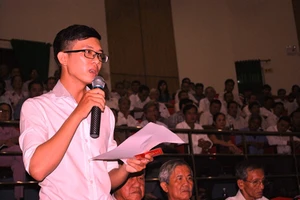 Thầy giáo kêu với Bí thư Thăng được công nhận viên chức