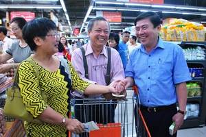 Chủ tịch UBND TP.HCM lì xì Tết cho người dân