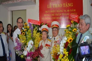 Bí thư TP.HCM đến nhà trao huy hiệu cho đảng viên