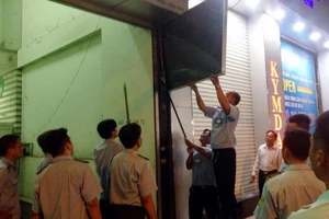 Lãnh đạo phường bị chém đứt tay khi dẹp vỉa hè