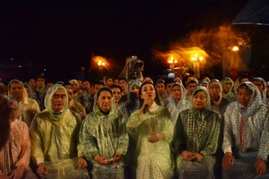 Xúc động cầu truyền hình 'Dáng đứng Việt Nam'